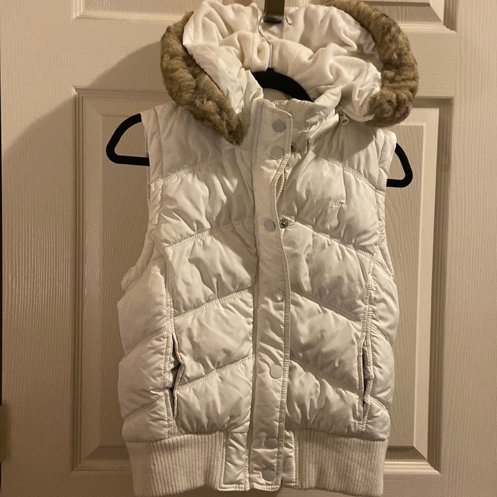 White puffer vest Aeropostal
